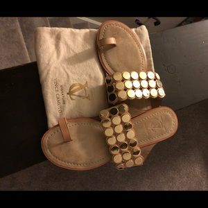 Vince Camuto leather toe loop flat sandals